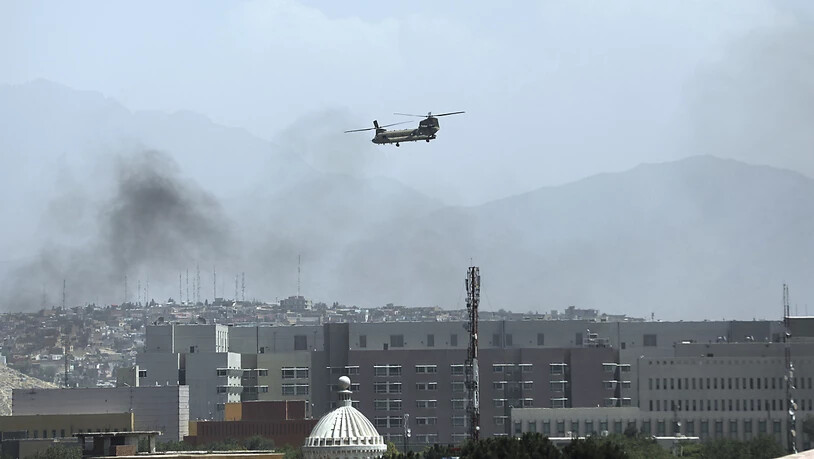 Ein Hubschrauber der USA überfliegt Kabul. Taliban-Kämpfer sind in die Außenbezirke der afghanischen Hauptstadt eingedrungen und haben das Land weiter unter ihre Kontrolle gebracht, während in Panik geratene Angestellte aus Regierungsbüros flohen und…
