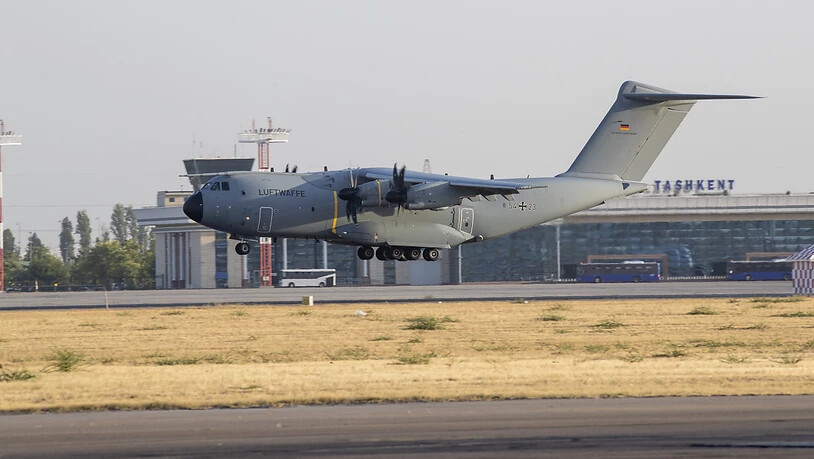 HANDOUT - Ein Transportflugzeug des Typs Airbus A400M der Bundeswehr landet auf dem Flughafen in Taschenk. Die Bundeswehr teilte am frühen Mittwochmorgen via Twitter mit, dass die dritte Maschine aus Kabul mit evakuierten Deutschen und Ortskräften in der…