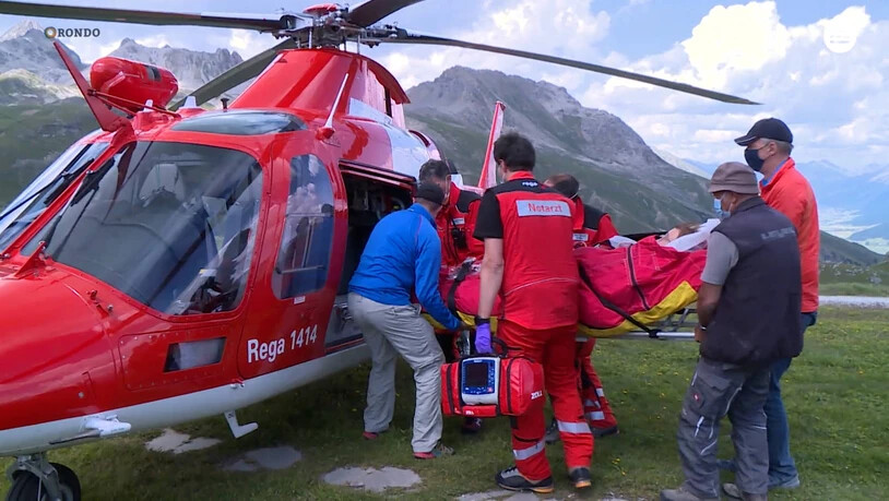 Die Patientin auf der Corviglia wird mit dem Rega-Heli ins Kantonsspital Graubünden nach Chur gebracht.