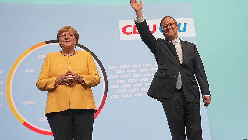 dpatopbilder - Kanzlerkandidat Armin Laschet neben der amtierenden deutschen Bundeskanzlerin Angela Merkel. Foto: Michael Kappeler/dpa