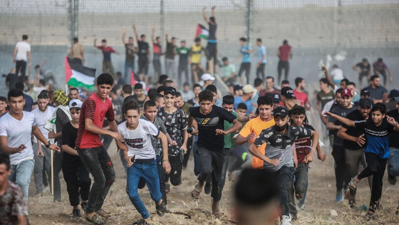 Palästinensische Demonstranten stoßen mit israelischen Sicherheitskräften zusammen, nachdem sie am Grenzzaun zu Israel östlich von Gaza-Stadt gegen die israelische Belagerung des palästinensischen Streifens protestiert haben. Foto: Mohammed Talatene/dpa