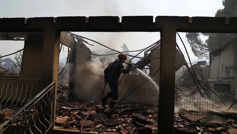 Nordwestlich von Athen kämpfte die griechische Feuerwehr erneut gegen einen Brand, der in der Nähe der Stelle aufgeflammt sei, wo schon vor einer Woche bei Vilia ein Großfeuer ausgebrochen war. Foto: Thanassis Stavrakis/AP/dpa