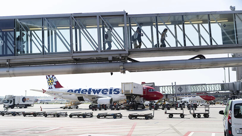 Der grösste Schweizer Flughafen hat im ersten Halbjahr wegen der Coronakrise erneut einen Mllionenverlust verbucht. (Archivbild)
