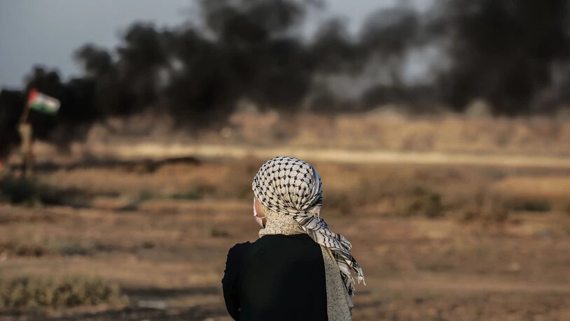 Ein palästinensischer Demonstrant nimmt teil an einem Protest entlang des Grenzzauns gegen die israelische Blockade des Küstengebiets. Foto: Mohammed Talatene/dpa
