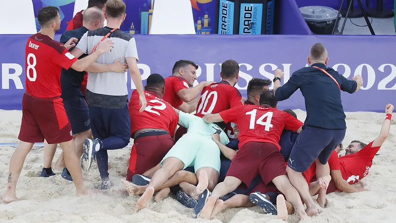 Die Schweizer Strandfussballer jubeln über WM-Bronze