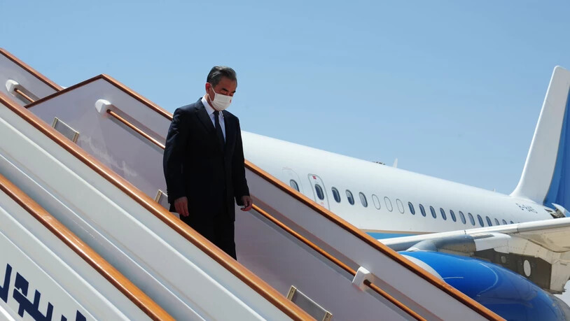 ARCHIV - Wang Yi, Außenminister von China, steigt nach seiner Landung in Syrien im Juli dieses Jahres am Flughafen aus dem Flugzeug. Yi macht die USA in einem Telefonat mit dem US-Außenminister Antony Blinken für die Lage in Afghanistan mitverantwortlich…