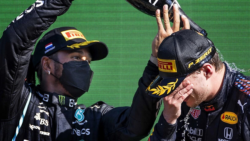 Lewis Hamilton machte Max Verstappen nur bei der Siegerehrung nass