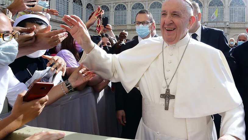 ARCHIV - Papst Franziskus grüßt während der Mittwochs-Generalaudienz im Hof von St. Damaso im Vatikan. Franziskus will die Kirche gemeinsam mit Laien weiterentwickeln. Foto: Evandro Inetti/ZUMA Wire/dpa