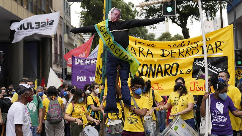 Ein Demonstrant hält ein Bildnis des brasilianischen Präsidenten Bolsonaro, auf dem «Völkermörder» zu lesen ist, während einer Demonstration am Unabhängigkeitstag in Rio de Janeiro gegen den Umgang des Präsidenten mit der Corona-Pandemie, der Wirtschaft…