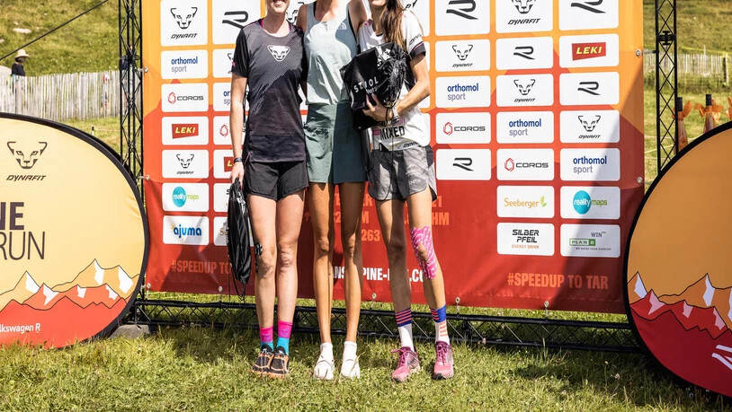 Bei den Damen liefen Ida-Sophie Hegemann (Mitte) und Eli Anne Dvergsdal gemeinsam auf Rang 1 und 2 (1:04:01). Stephanie Kröll, Team Mountainshop Hörhager und in der Mixed-Gesamtwertung auf Platz 1, gewann Rang 3 (1:05:22).