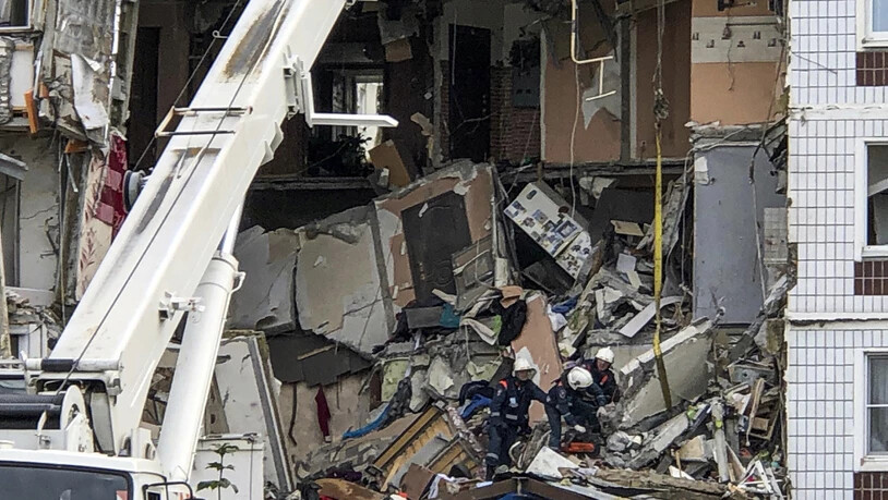 dpatopbilder - Rettungskräfte arbeiten am Ort einer Gasexplosion in einem neunstöckigen Wohnhaus im russischen Noginsk. Die Zahl der Todesopfer nach der Explosion ist auf sieben gestiegen..Am Donnerstag seien zwei weitere Leichen gefunden worden, teilte…