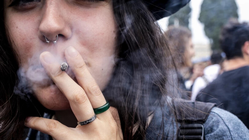 ARCHIV - Eine Teilnehmerin nimmt an einer Demonstration für die Legalisierung von Cannabis teil. Die Justiz-Kommission im italienischen Parlament hat für einen Gesetzesentwurf gestimmt, der den Anbau von Cannabis zu Hause legalisieren könnte. Das…