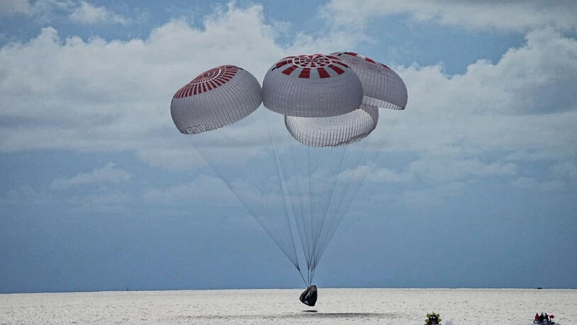 Eine SpaceX-Kapsel mit vier Personen an Bord geht vor der Küste Floridas mit Fallschirmen in den Atlantik nieder. Foto: Uncredited/SpaceX via AP/dpa - ACHTUNG: Nur zur redaktionellen Verwendung und nur mit vollständiger Nennung des vorstehenden Credits…