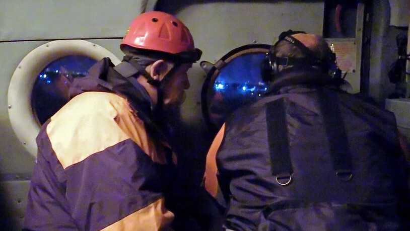 SCREENSHOT - Auf diesem Videostandbild sind Mitglieder eines Rettungsteams des russischen Katastrophenschutzministeriums während einer Suchaktion nach einer Antonow An-26 zu sehen, die 38 km vom Flughafen Chabarowsk entfernt und - vorläufigen Angaben…