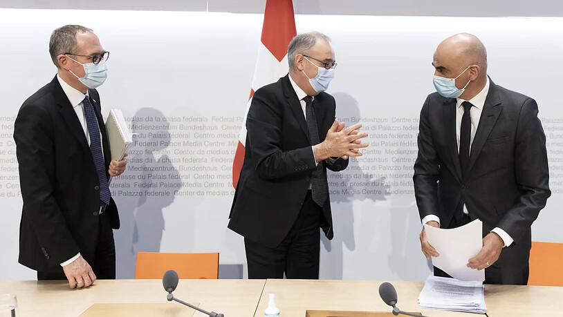 Bundespräsident Guy Parmelin (Mitte), Gesundheitsminister Alain Berset (rechts) sowie Kantonsvertreter Christian Rathgeb kämpfen zum zweiten Mal vereint gegen ein Referendum gegen das Covid-19-Gesetz. (Archivbild)