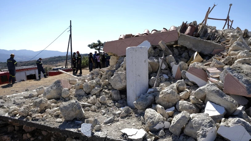 dpatopbilder - Feuerwehrleute stehen neben der zerstörten griechisch-orthodoxen Kirche Profitis Ilias, nachdem das Dorf Arkalochori im Süden der Insel Kreta von einem Erdbeben erschüttert wurde. Foto: Harry Nakos/AP/dpa