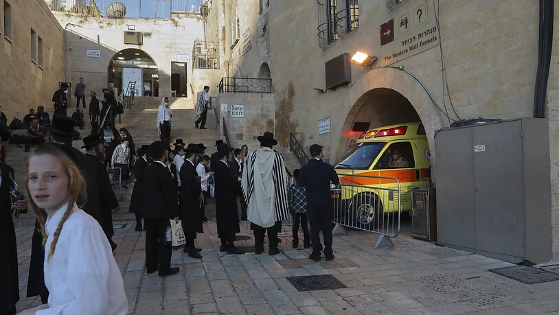 Menschen versammeln sich in der Nähe des Tatorts eines Messerangriffs in der Altstadt von Jerusalem. Eine Palästinenserin hat nach israelischen Polizeiangaben mehrere Polizisten in der Altstadt von Jerusalem mit einem Messer angegriffen. Die Polizisten…