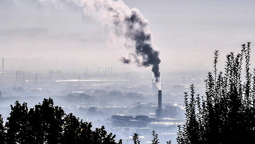 Abgase steigen aus einer Fabrik im Südosten Frankreichs auf. Im Moment noch zählt Paris zu den Ballungsräumen mit zu hoher Luftverschmutzung, mit dem Anpflanzen von 170.000 neuen Bäumen will die französische Hauptstadt das Stadtklima nun verbessern. Foto…