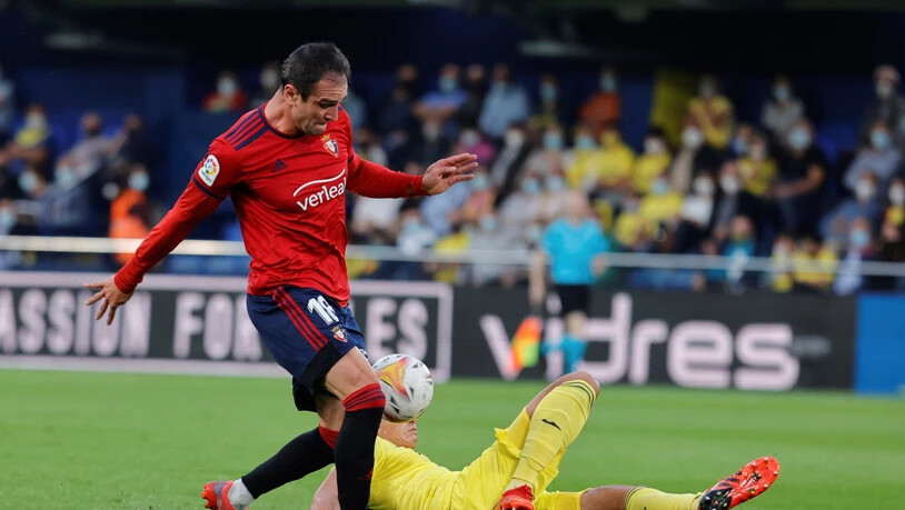 Villarreals Aissa Mandi (am Boden) hat gegen Osasunas Kike Garcia das Nachsehen