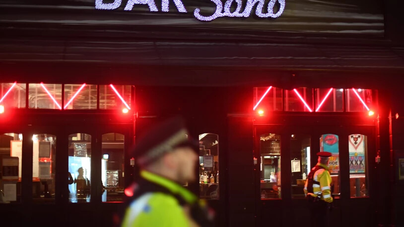 ARCHIV - Polizeibeamte stehen vor der Bar Soho in London. Derzeit fehlen in der britischen Club-Branche die Türsteher. Foto: Victoria Jones/PA Wire/dpa