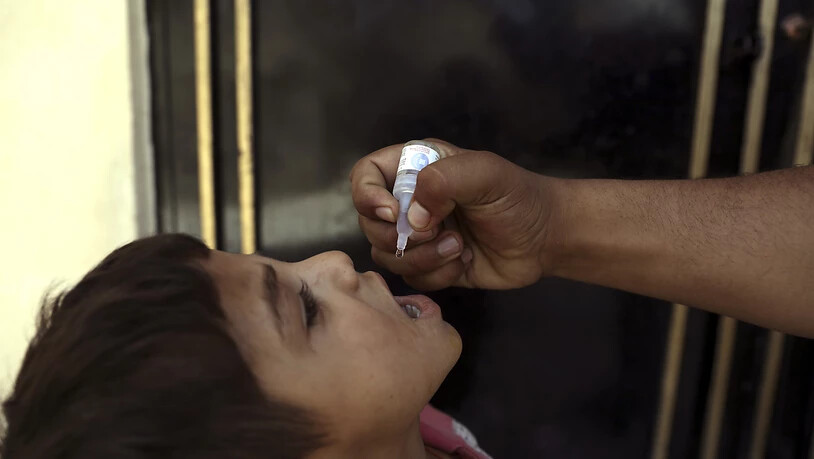 ARCHIV - Ein Mitarbeiter des Gesundheitswesens verabreicht im Juni dieses Jahres einem Kind eine Impfung während einer Polio-Kampagne im alten Teil von Kabul. Foto: Rahmat Gul/AP/dpa