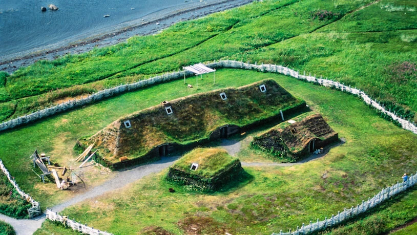 Eine Rekonstruktion eines Gebäudes aus der Wikingerzeit neben der Fundstätte L’Anse aux Meadows: Forschende haben das Alter der Siedlung nun exakt bestimmt. (Handout Nature)