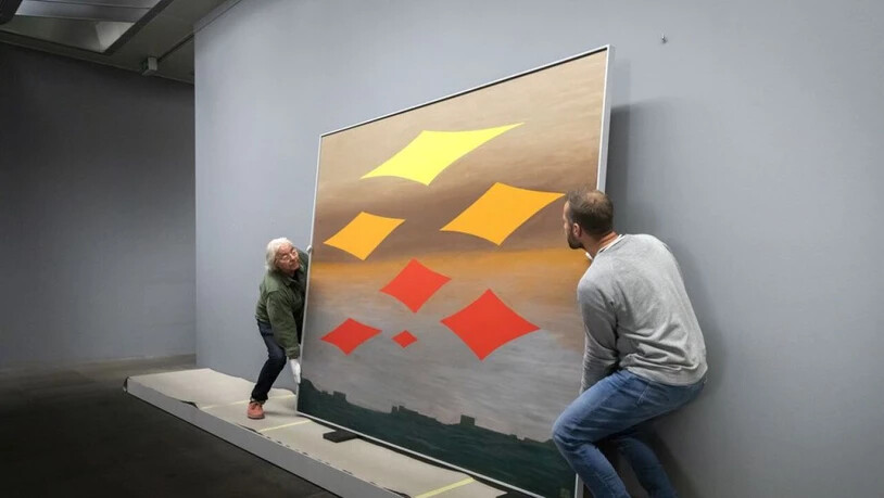Zwei Mitarbeitende bringen das Werk "Neue Sterne" von Meret Oppenheim in die Ausstellungsräume des Kunstmuseums Bern.