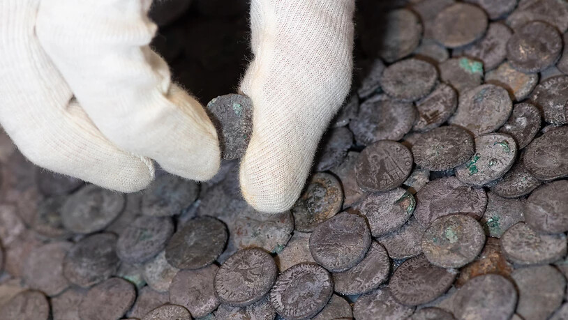 Bei dem Fund in Augsburg handelt es sich um den gro·ßten ro·mischen Silberschatz, der je auf bayerischem Gebiet gefunden wurde. Foto: Sven Hoppe/dpa