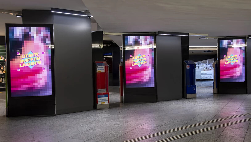 Elektronische Anzeigetafeln im Bahnhof Bern machen auf die Informationskampagne des Bundes ''Lieber impfen lassen'' aufmerksam.