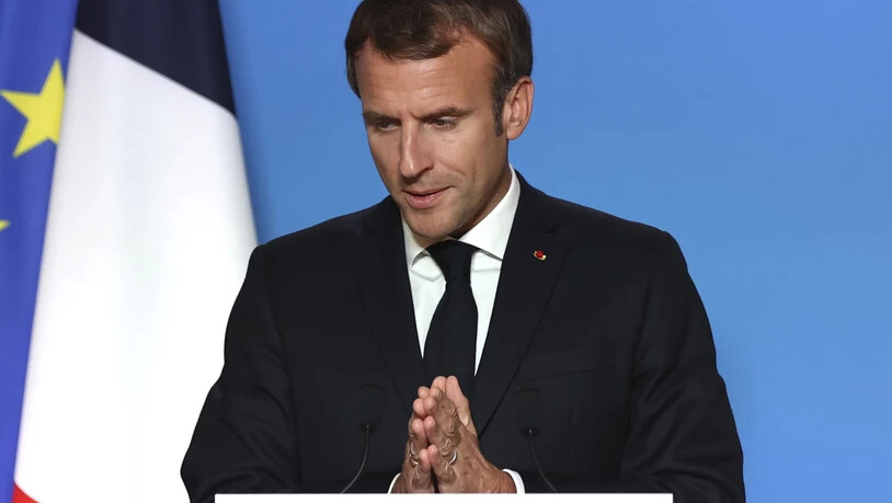 Emmanuel Macron, Präsident von Frankreich, spricht während einer Medienkonferenz auf einem EU-Gipfel. Foto: Aris Oikonomou/Pool AFP/AP/dpa