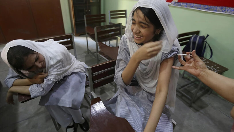 Eine Schülerin wirde in einer Schule mit einer Dosis des Corona-Impfstoffs von Pfizer geimpft. In Pakistan sind seit Beginn der Impfkampagne im Februar 100 Millionen Corona-Impfdosen verabreicht worden. Dies teilte das Gesundheitsministerium am Samstag…