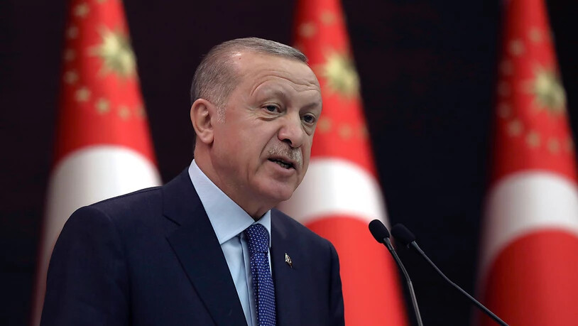 ARCHIV - Recep Tayyip Erdogan, Präsident der Türkei, spricht bei einer Pressekonferenz. Im Streit um die Inhaftierung des Kulturförderers Osman Kavala hat die Türkei hat die Botschafter Deutschlands, der USA und mehrerer anderer Staaten zu unerwünschten…