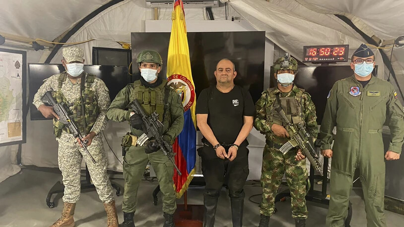 HANDOUT - Auf diesem vom Pressebüro des kolumbianischen Präsidenten veröffentlichten Foto steht einer der meistgesuchten Drogenbosse des Landes, Dairo Antonio Usuga (M) alias «Otoniel», Chef des sogenannten Golfclans, auf einem Militärstützpunkt. Foto:…