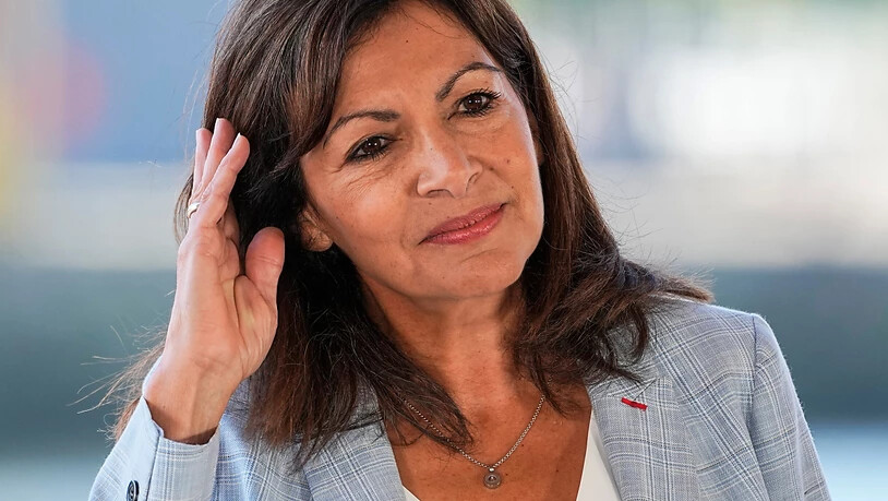 ARCHIV - Anne Hidalgo, sozialistische Bürgermeisterin von Paris, hält inne, während sie ihre Kandidatur für die bevorstehenden Präsidentschaftswahlen in Frankreich im April 2022 bekannt gibt. Die französischen Sozialisten schicken die Pariser…