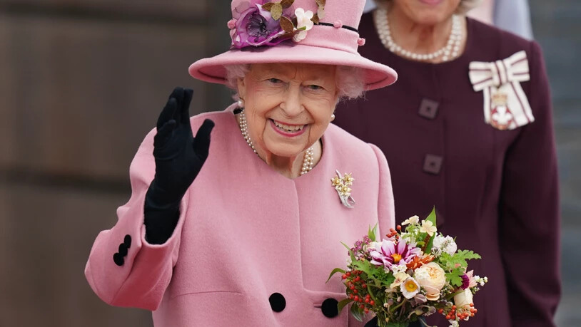 dpatopbilder - ARCHIV - Die britische Königin Elizabeth II. hält einen Blumenstrauß in der Hand und winkt. Trotz gesundheitsbedingter Ruhepause und einem kurzen Aufenthalt im Krankenhaus will Königin Elizabeth II. (95) einem Bericht der «Times» zufolge…