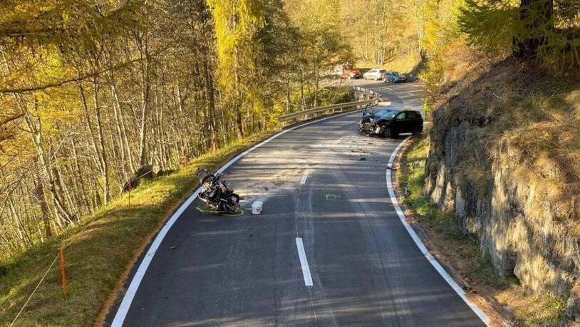 Bei einem Unfall auf der Nufenen-Passstrasse ist am Samstag ein Motorradfahrer ums Leben gekommen.