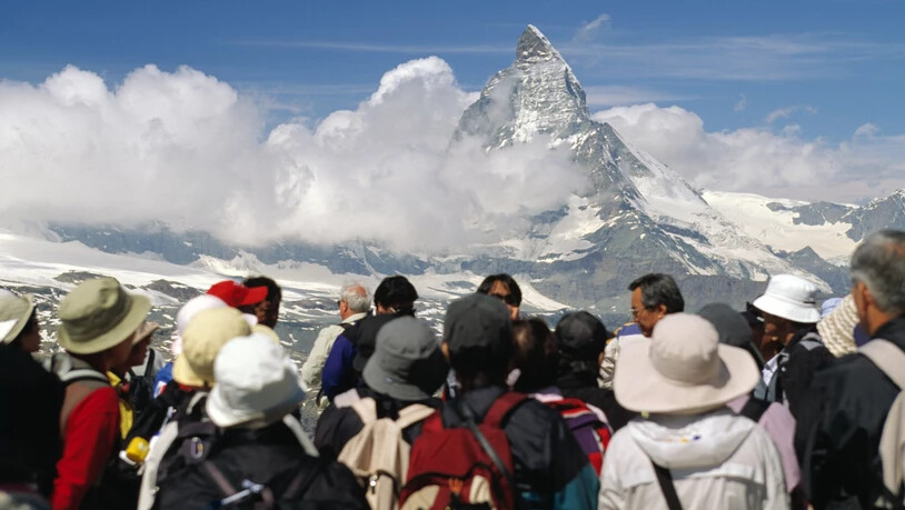 Asiatische Touristen geniessen den Blick auf das  Matternhorn in Zermatt vom Gornergrat aus. (Archiv)
