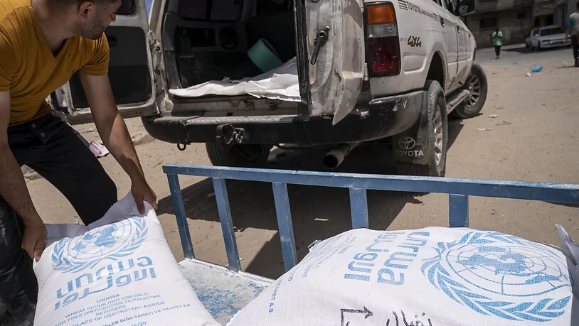 ARCHIV - Säcke mit Lebensmitteln vom Hilfswerk der Vereinten Nationen werden auf einen Anhänger geladen. Nach Schätzungen der UN dürften 2022 weltweit fast 40 Millionen mehr Menschen auf humanitäre Hilfe oder Schutz angewiesen sein als in diesem Jahr…