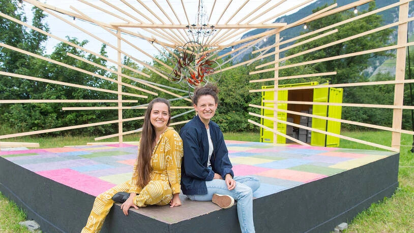 Der Verein Polenta 7000 hat eine Sommerbar sowie eine Bühne für Bündner Musiker beim Polentahügel erstellt. Die Präsidentin Anne Sommer (r.) und Jen Ries posieren auf der Bühne.