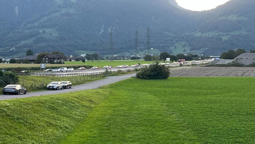Blechlawine: Der Autobahnverkehr in Richtung Chur wird ab Ausfahrt Weesen über den Kerenzerberg umgeleitet.