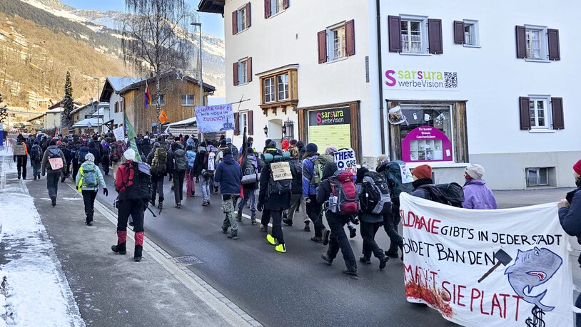 In Küblis wanderten Anti-WEF Demonstrierende am Samstag los. Am Sonntag blockierten sie die Hauptstrasse nach Davos. Zuvor kritisierte eine Sprecherin von «Strike-WEF» die bewilligte Route, die sie grösstenteils über Wanderwege führt.