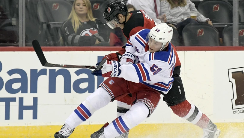 Bald im Trikot des HC Davos? Lias Andersson (vorne) bei einem NHL-Einsatz für die New York Rangers.