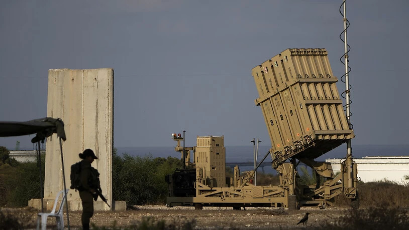 ARCHIV - Eine Batterie des israelischen Raketenabwehrsystems Iron Dome, das zum Abfangen von Raketen eingesetzt wird, steht in Aschkelon im Süden Israels. Foto: Ariel Schalit/AP/dpa