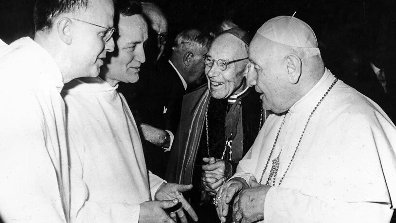 Frère Roger (Zweiter von Links) nahm auf Einladung von Papst Johannes XXIII. (Rechts) als Beobachter von 1962 bis 1965 am zweiten vatikanischen Konzil teil.