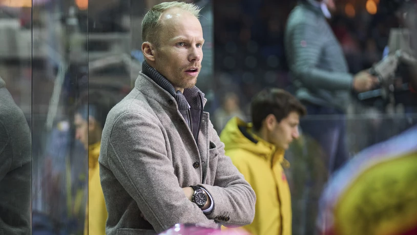 Kennt sich in der National League aus: Johan Lundskog verfolgt im November 2022 als Cheftrainer des SC Bern ein Spiel.
