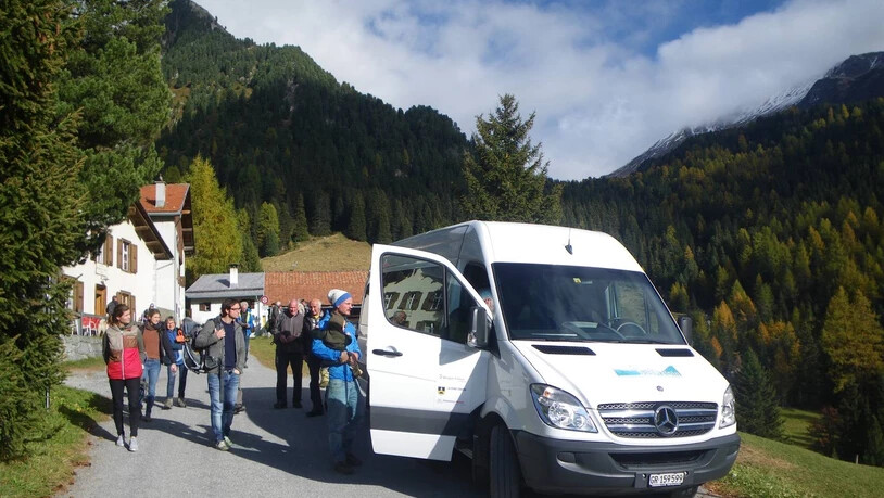 Rege genutzt: Fahrgäste besteigen den Bus Alpin in der Val Tuors bei Bergün.