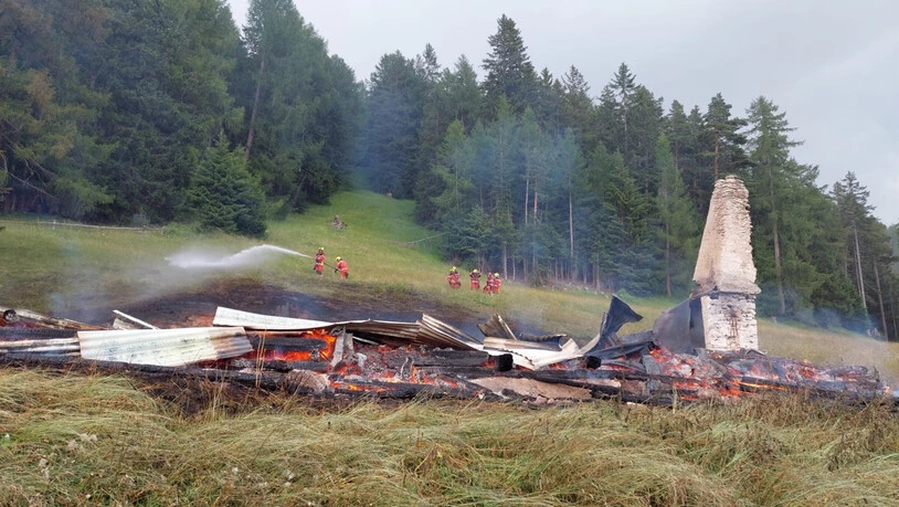 Die Feuerwehr Domleschg konnte das Übergreifen des Feuers vom Maiensäss auf den nahen Wald verhindern.