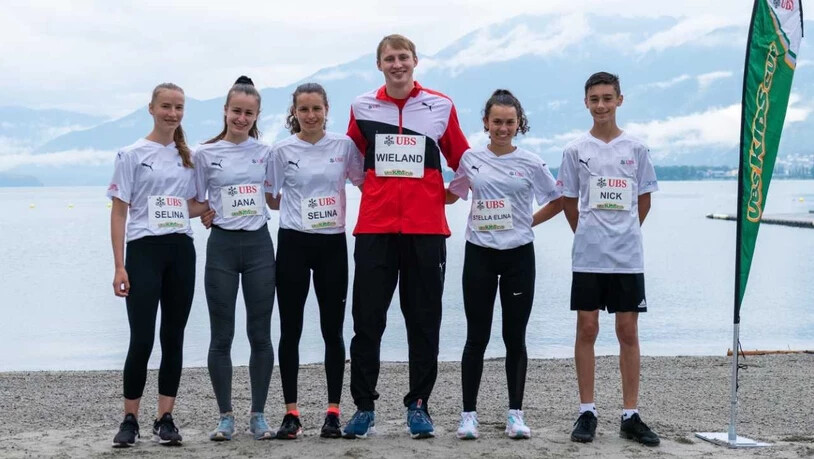 Die Bündner Leichtathletik-Talente Selina, Stella Elina, Jana, Nick und Selina lassen sich von Speerwerfer Simon Wieland inspirieren.