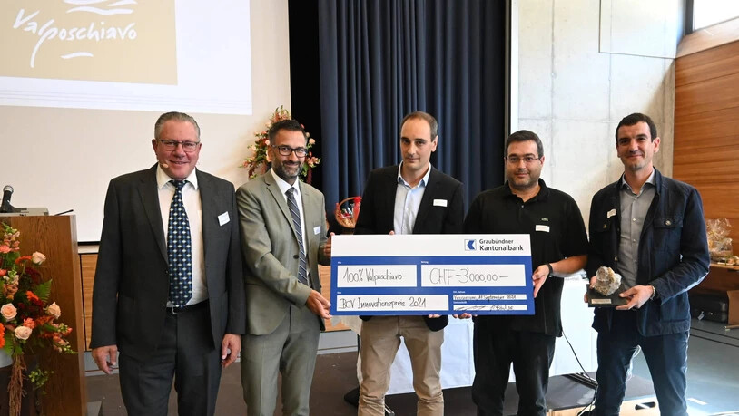 Von links: Viktor Scharegg und Jan Koch übergeben den Check den Gewinnern des Innovationspreises für «100% Valposchiavo», Francesco Vasella, Frigerio Nicola und Carlo Vasella.
