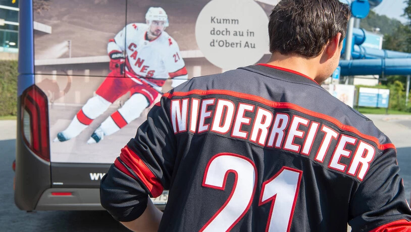 Profi-Eishockeyspieler Nino Niederreiter unterstützt die Sport- und Eventanlagen Chur mit seiner Präsenz auf einem Stadtbus. 